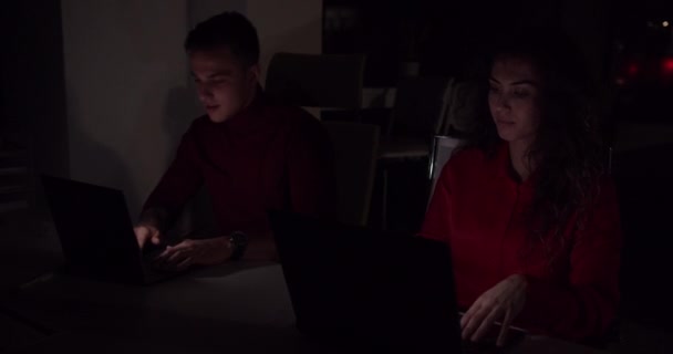 Persone Che Scrivono Tarda Notte Sul Computer Nell Ufficio Buio — Video Stock