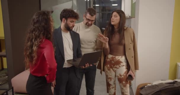 Vier Kollegen Stehen Mitten Büro Und Arbeiten Gemeinsam Einem Projekt — Stockvideo