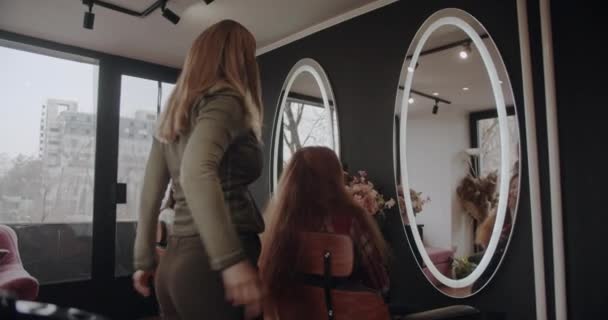 Ingwermädchen Lässt Sich Friseurstudio Die Haare Machen Und Bewegt Sich — Stockvideo