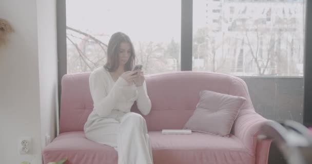 Mujer Esperando Turno Línea Para Peluquero Mensajes Texto Mientras Espera — Vídeo de stock