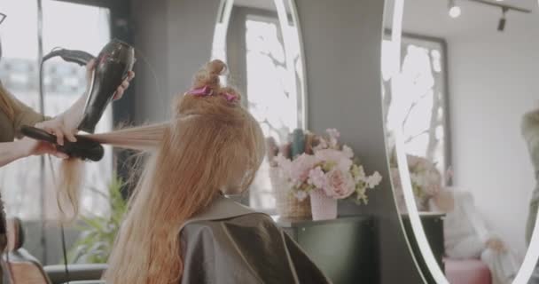 美发室里的头发烘干 卡车运动 — 图库视频影像
