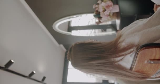 Vue Médiane Séchage Des Cheveux Une Magnifique Brune Aux Cheveux — Video