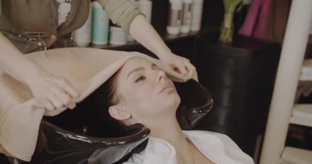 현대의 스튜디오 앞에서 아름다운 소녀의 머리를 수건을 — 비디오