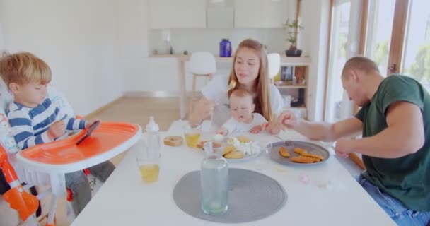 Vier Familienmitglieder Essen Gemeinsam Esstisch Speisesaal — Stockvideo