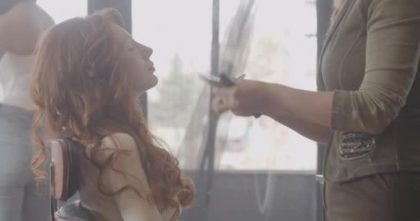 Make Einer Ingwermädchen Professionellen Salon Professionelle Kosmetikerin Schminkt Weibliches Gesicht — Stockvideo