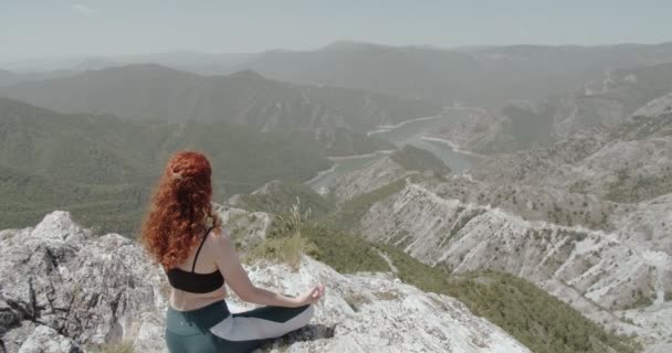 Mulher Fazendo Ioga Prática Sozinho Pico Montanha Horário Verão Meio — Vídeo de Stock