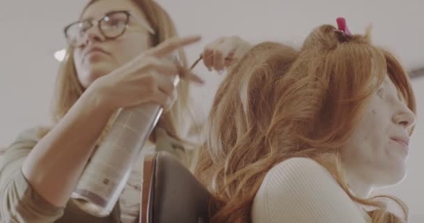 Profesyonel Kuaförde Saçlarını Kıvırıp Güzel Kıvırcık Bir Şekle Sokuyorsun Katılaşmak — Stok video