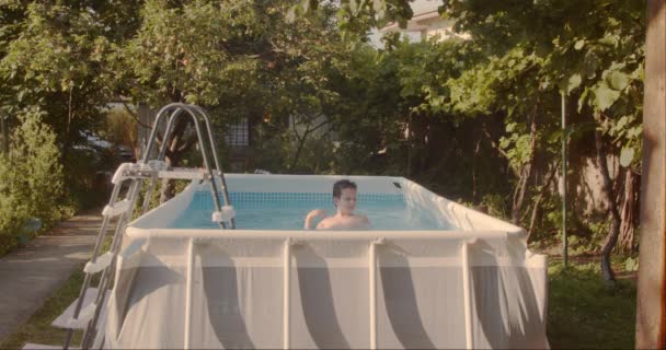Mladý Kluk Baví Létě Bazénu Dvorku Cáká Vodu Zpomaluje — Stock video