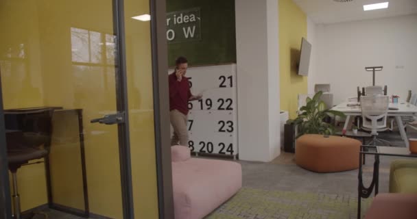 Genç Erkek Özel Bir Konuşma Yapmak Için Ofisteki Sessiz Odaya — Stok video