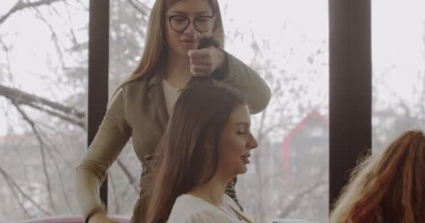 Friseur Kämmt Seitenhaare Von Kunden Friseurstudio Lkw Bewegung — Stockvideo