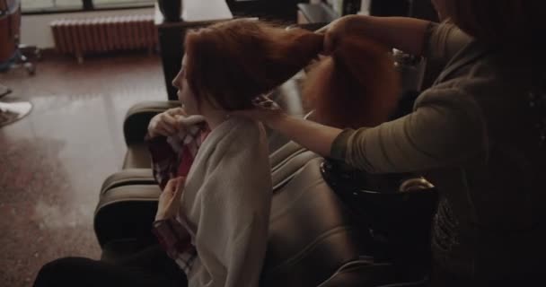 Ginger Κορίτσι Ετοιμάζεται Για Ένα Πλύσιμο Των Μαλλιών Πριν Από — Αρχείο Βίντεο