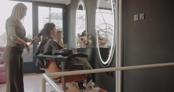 Stüdyoda Kuaförlük Yapmadan Önce Güzel Bir Esmer Kızın Islak Saçlarını — Stok video