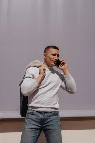 Bello Uomo Con Giacca Jeans Sta Parlando Sul Suo Telefono — Foto Stock