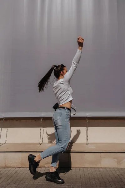 Fit Fille Brune Avec Queue Cheval Dansant Devant Grand Mur — Photo