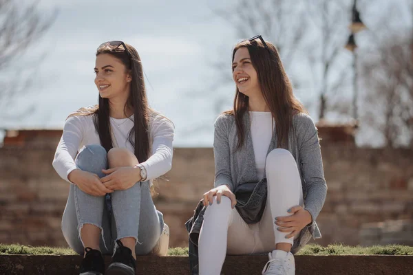 Großaufnahme Von Zwei Schönen Mädchen Die Lachen Und Wegschauen Während — Stockfoto