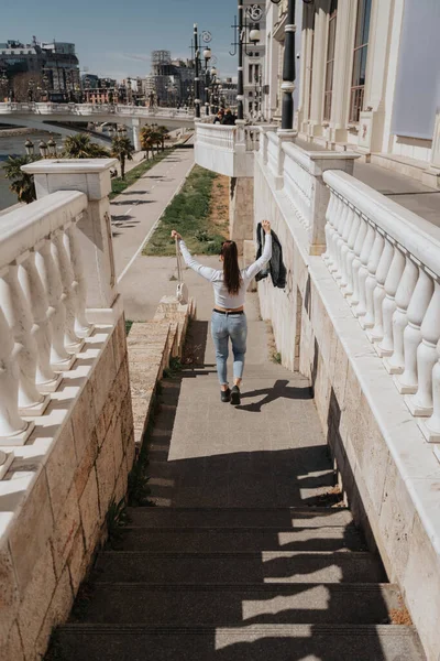 Красива Брюнетка Дівчина Спускається Сходах Центрі Міста — стокове фото