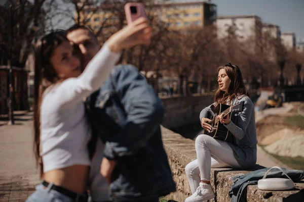 Vackra Unga Par Tar Selfie Medan Deras Vän Sitter Vid — Stockfoto
