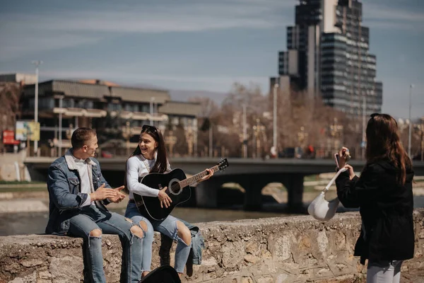 Hudební Pár Hraje Kytaru Zpívá Zatímco Jejich Přítel Fotí — Stock fotografie