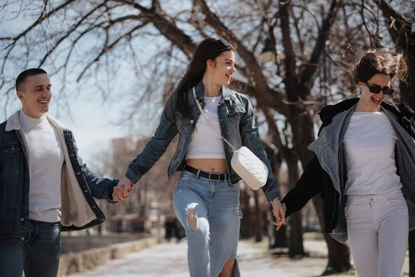 公園を歩いている間に笑っている3人の親友の終わり — ストック写真