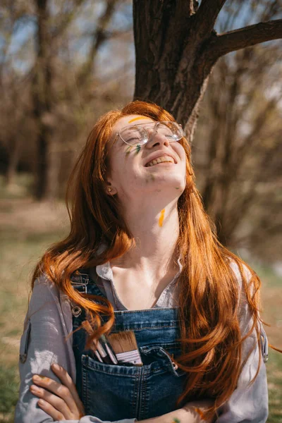 Zblízka Krásné Malíř Dívka Usmívá Zatímco Stojí Vedle Stromu Parku — Stock fotografie