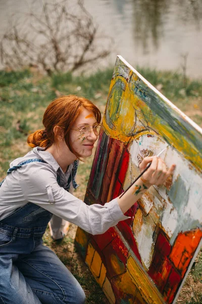 Smily Zázvor Dívka Malování Velké Plátno Mají Dobrý Čas Jezera — Stock fotografie
