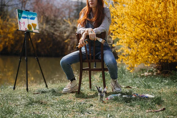 Ginger Dívka Malíř Sedí Dřevěné Židli Zatímco Drží Oranžové Barvy — Stock fotografie