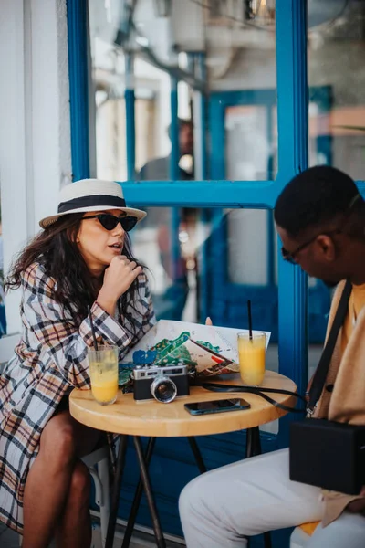 Turistas Conversando Enquanto Estão Sentados Café Cidade — Fotografia de Stock