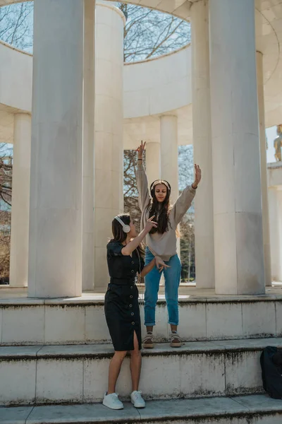 Güzel Esmer Kız Kulaklıklarıyla Müzik Dinlerken Parkta Dans Ediyor — Stok fotoğraf