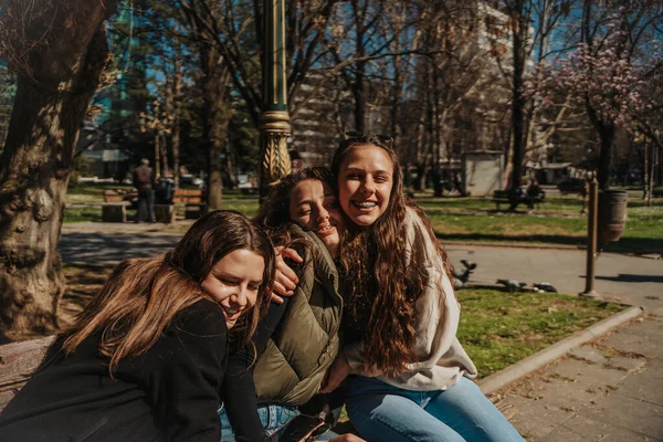 Drei Umarmte Mädchen Lächeln Und Posieren Für Die Kamera Während — Stockfoto
