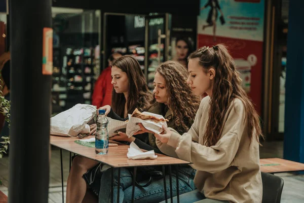 Tre Underbara Flickor Äter Pizza Tar Paus Från Att Umgås — Stockfoto