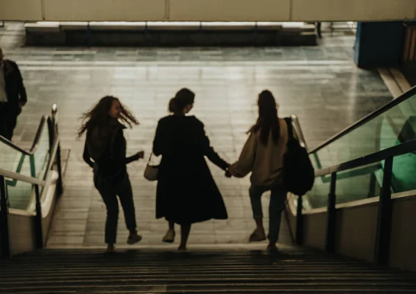 Unscharfes Foto Von Drei Mädchen Die Einkaufszentrum Die Treppe Hinuntergehen — Stockfoto