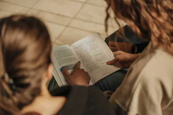 Yukarıda Iki Kızın Birlikte Kitap Okuduğu Bir Görüntü — Stok fotoğraf