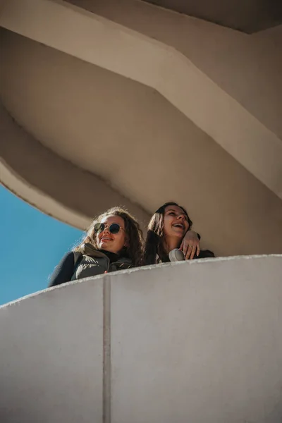 Две Улыбающиеся Девушки Веселятся Открытом Воздухе — стоковое фото
