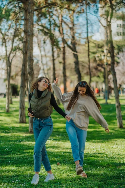 Όμορφα Κορίτσια Περπατούν Στο Γρασίδι Στο Πάρκο Μια Όμορφη Ηλιόλουστη — Φωτογραφία Αρχείου