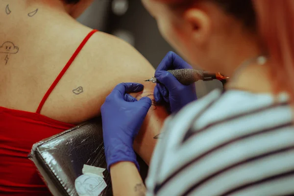 Close Tattoo Artist Tattooing Her Client Studio — Photo