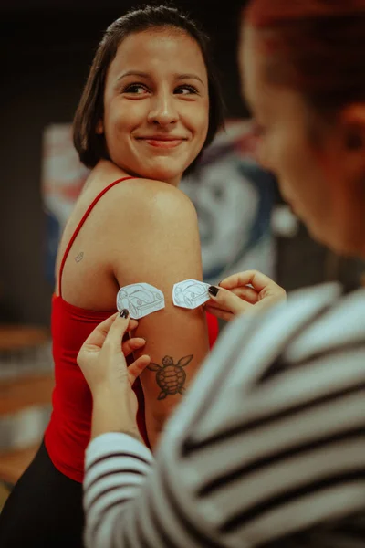 Красива Брюнетка Дівчина Вибирає Свій Розмір Свого Дизайну Татуювання — стокове фото