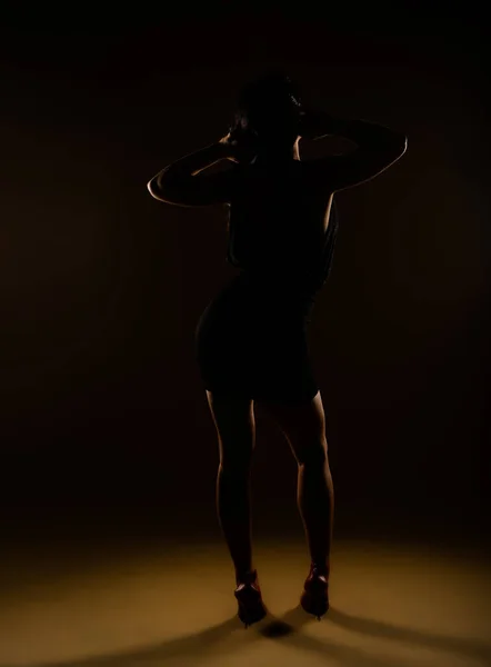 Moda Estudio Foto Larga Duración Mujer Sexy Posando Vestido Negro — Foto de Stock
