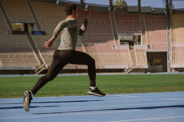 Stadyumda Bir Erkek Koşuyor Kardiyo Egzersizi Yapıyor — Stok fotoğraf