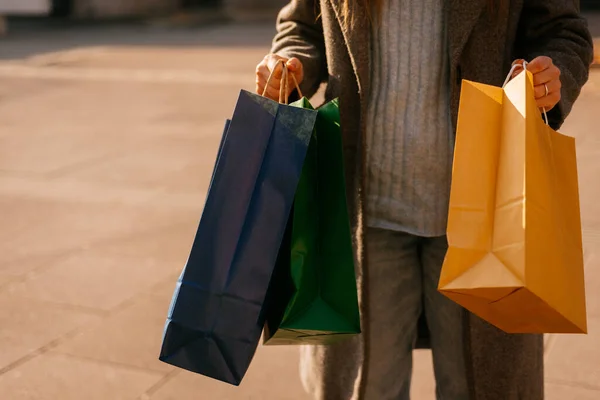 Alışveriş Çantalı Bir Kızın Dışarıda Yürürken Çekilmiş Resmi — Stok fotoğraf
