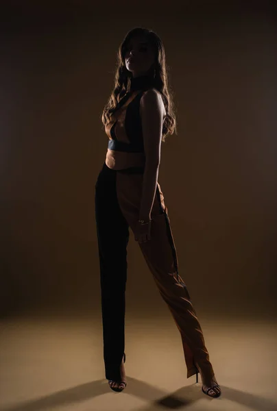 Silhouetteの美しいですプロム女の子ポルノのザ スタジオ — ストック写真
