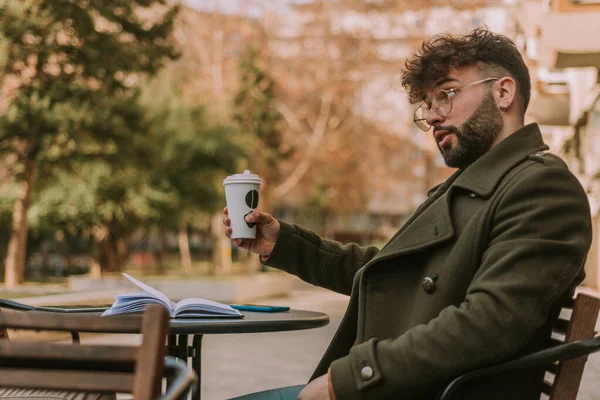 Kaukasisk Affärsman Som Håller Ett Glas Kaffe Och Förklarar Något — Stockfoto