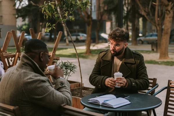 Zwei Multiethnische Geschäftskollegen Unterhalten Sich Beim Ersten Morgenkaffee Ernsthaft Über — Stockfoto