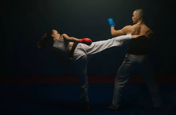 Chica Fuerte Luchando Contra Amigo Con Ura Mawashi Geri Pose —  Fotos de Stock