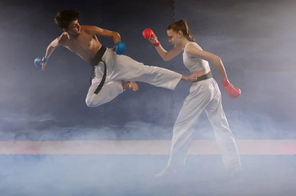 Közelkép Két Fiatal Karate Barátról Akik Ushiro Tobi Geri Játszanak — Stock Fotó