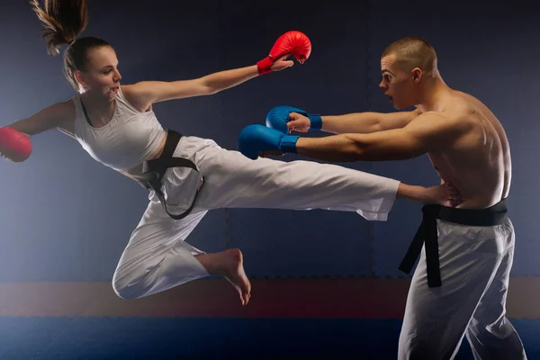 Dois Jovens Karatistas Trabalhando Pose Yoko Tobi Geri Estúdio Karatê — Fotografia de Stock