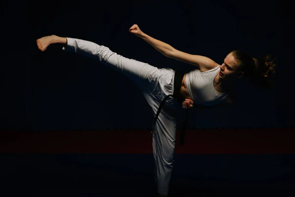Erős Karate Lány Ushiro Geri Pózol Karate Stúdióban — Stock Fotó