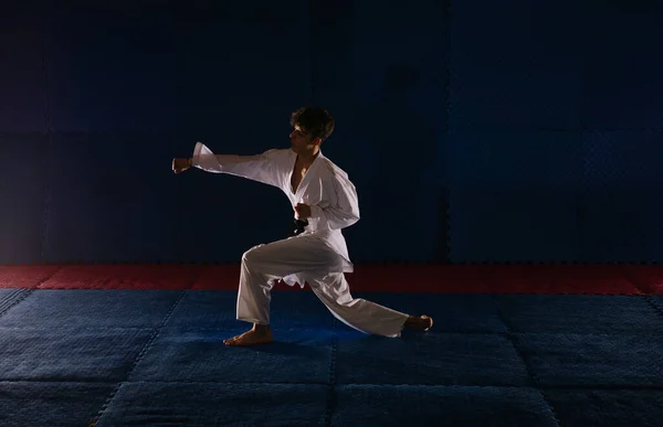 Młody Silny Karatyk Grający Pozycji Kizami Tsuki Studiu Karate — Zdjęcie stockowe