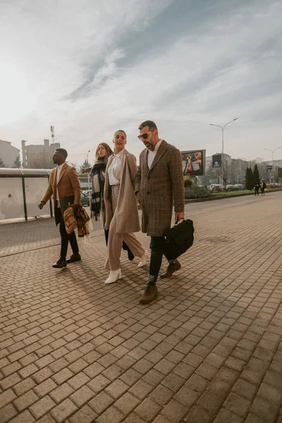 Vier Erstaunliche Und Stilvolle Geschäftsleute Spazieren Durch Die Stadt — Stockfoto