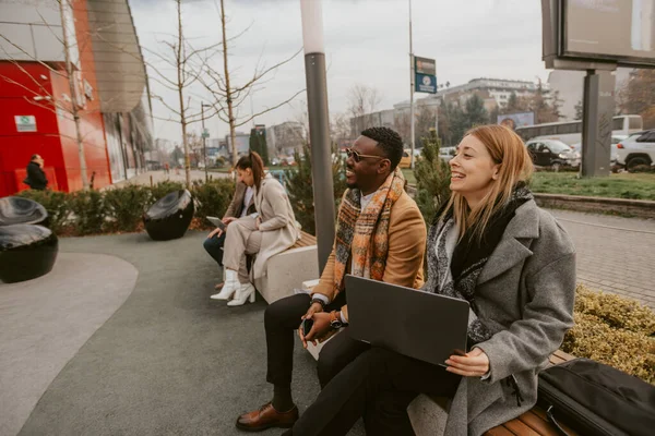 Επιχειρηματίες Χαμογελούν Και Εργάζονται Έξω Ενώ Κάθονται — Φωτογραφία Αρχείου