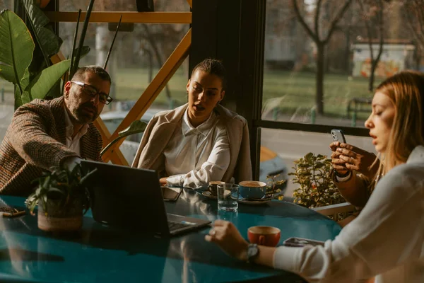 Gruppe Von Geschäftsleuten Schaut Auf Den Laptop Während Sie Café — Stockfoto